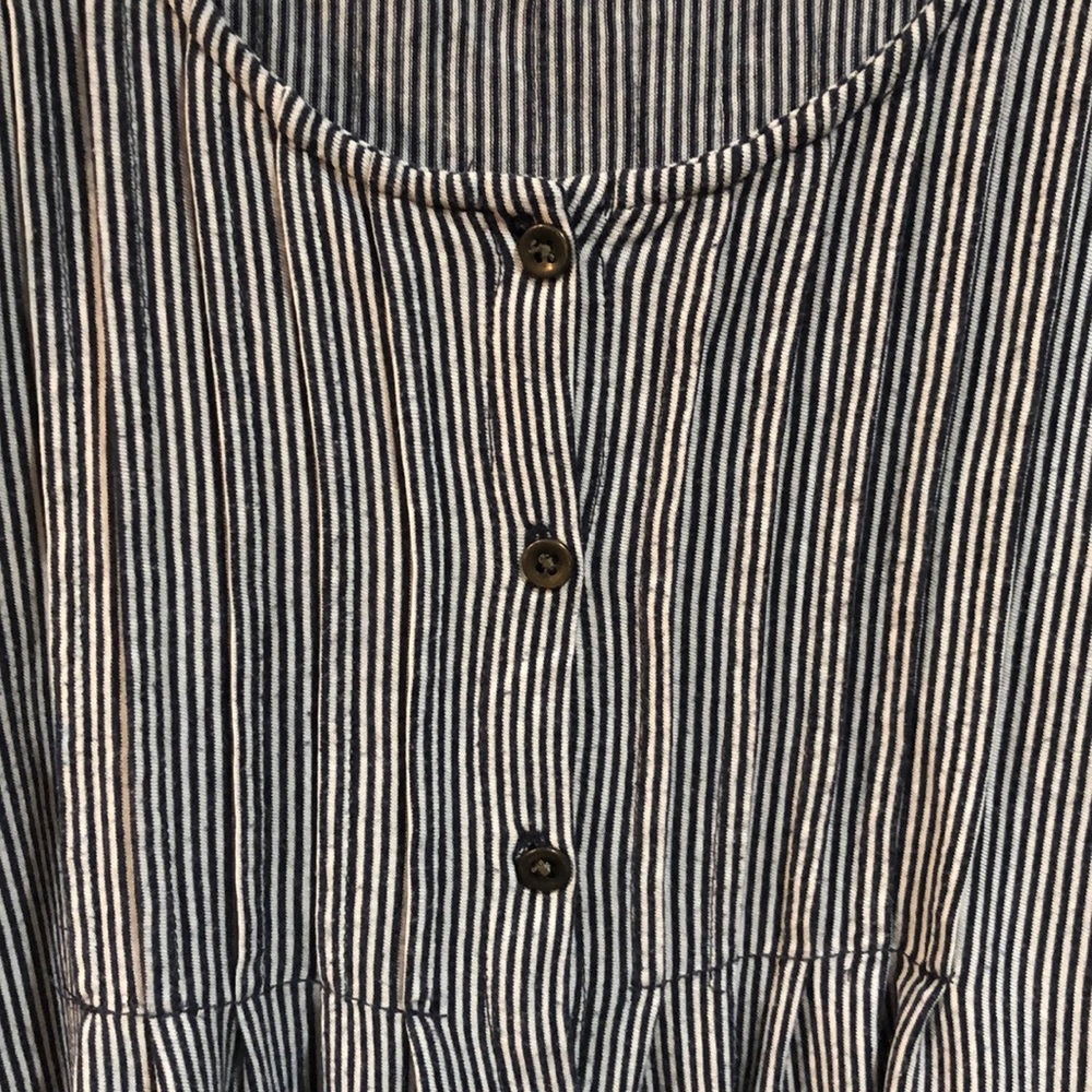 Medium that fits like a large - Picture 2 of 5